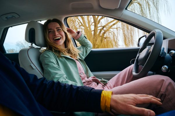 IONIQ5_INT_Lifestyle_Woman_Frontseat_20260502
