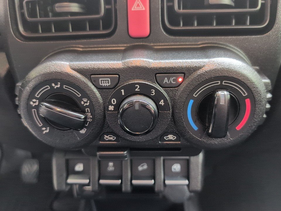 Fahrzeugabbildung Suzuki JIMNY COMFORT ALLGRIP NFZ KLIMA+2xSHZ+TEMP.+BT++ Comfort AllGrip NFZ