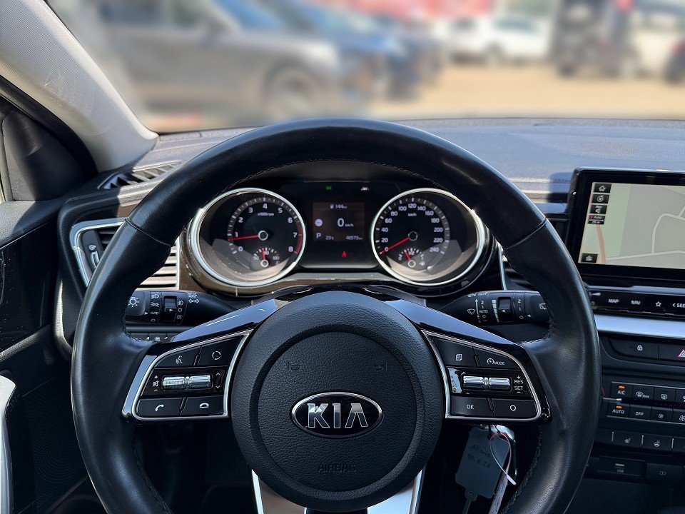 Fahrzeugabbildung Kia CEED 1.4T AUT VISION 1HD NAV/KOMF-PAK GARANTIE28 Vision