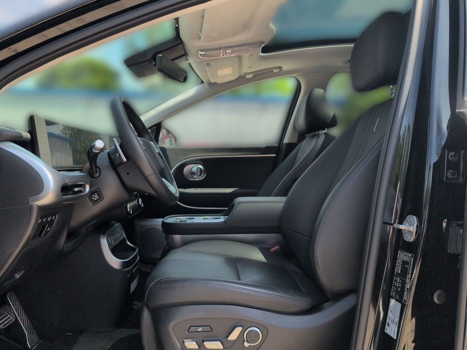 Fahrzeugabbildung Hyundai IONIQ 9 110kWh 4WD 6S UNIQ SWIVEL-P PANO+NAV+360