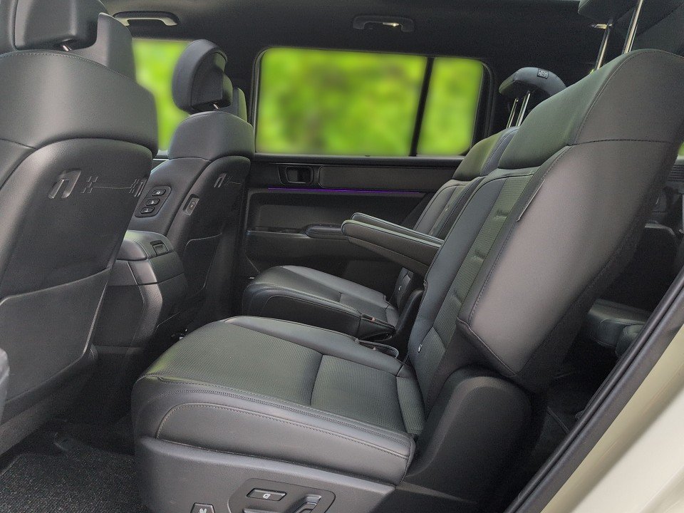 Fahrzeugabbildung Hyundai SANTA FE HEV 1.6T AT 4WD 6S BLACKLINE NAV+BOSE++