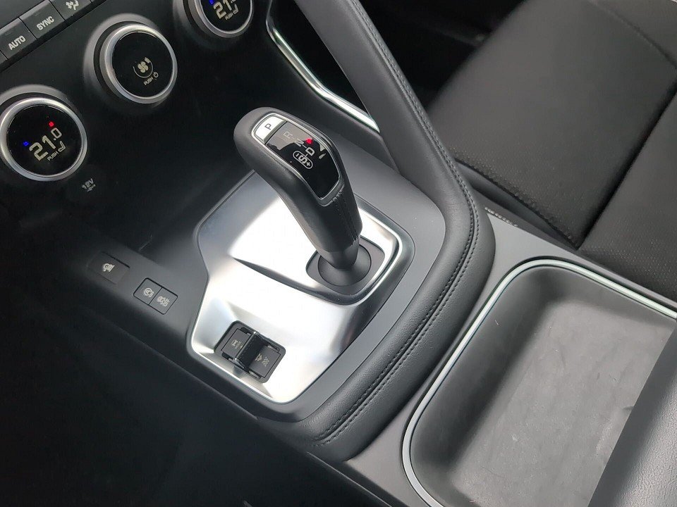 Fahrzeugabbildung Jaguar E-PACE P250 R-Dynamic AWD 1HD GARANTIE PANO NAV+