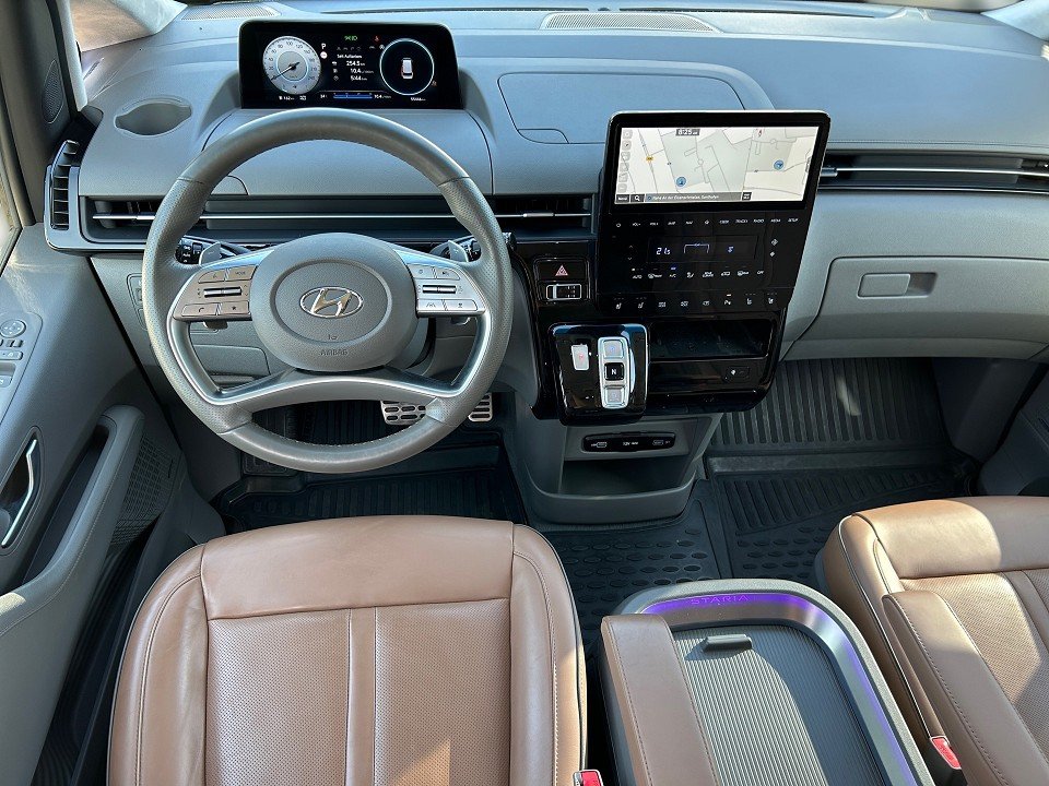 Fahrzeugabbildung Hyundai STARIA 2.2 CRDi 8AT 4WD 7SITZ SIGNATURE AHK VOLL