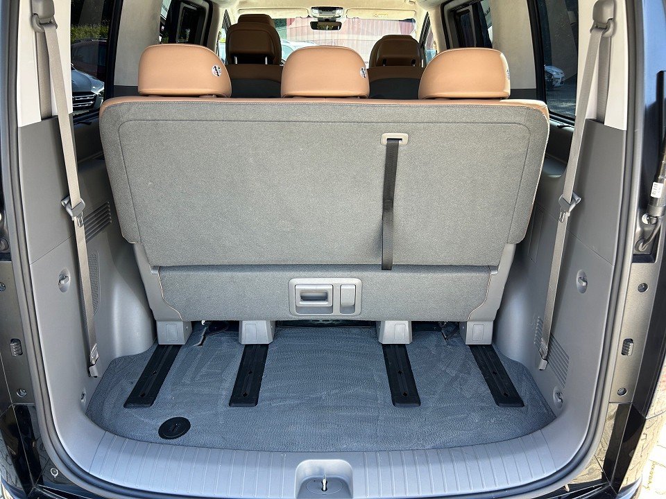 Fahrzeugabbildung Hyundai STARIA 2.2 CRDi 8AT 4WD 7SITZ SIGNATURE AHK VOLL