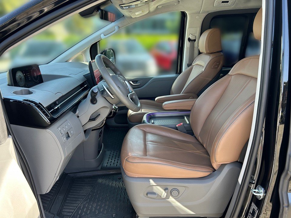 Fahrzeugabbildung Hyundai STARIA 2.2 CRDi 8AT 4WD 7SITZ SIGNATURE AHK VOLL