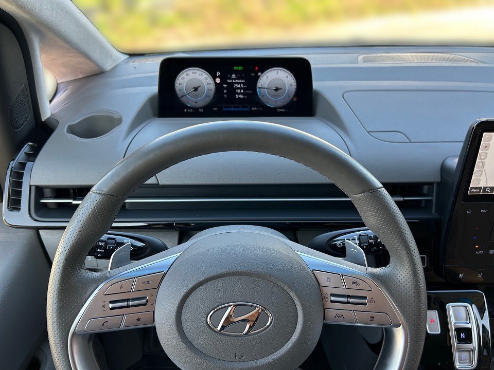 Fahrzeugabbildung Hyundai STARIA 2.2 CRDi 8AT 4WD 7SITZ SIGNATURE AHK VOLL