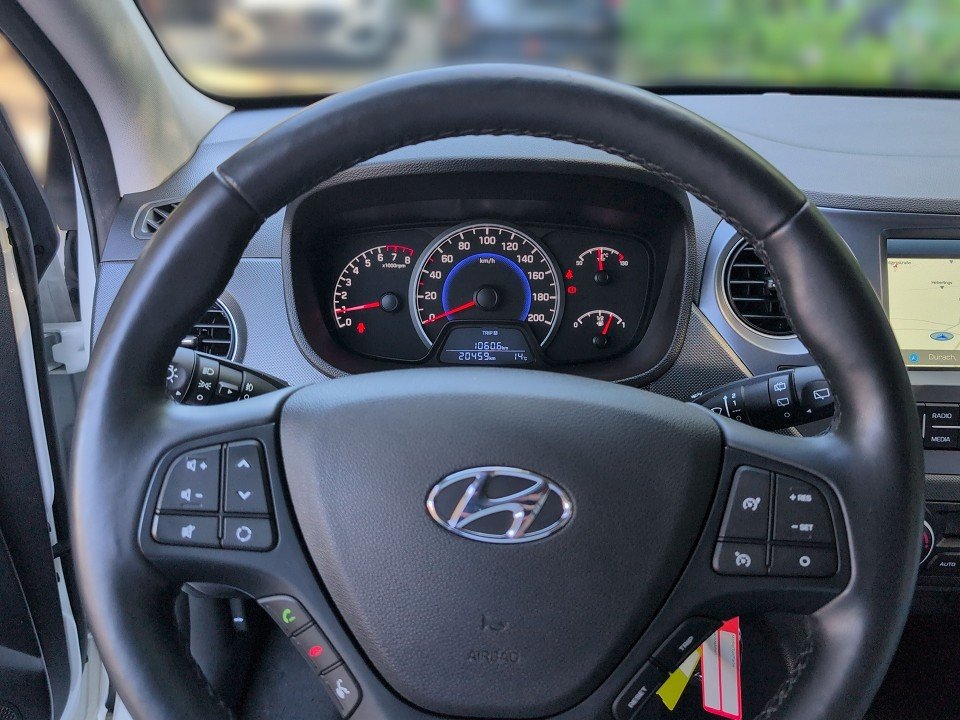 Fahrzeugabbildung Hyundai i10 1.0 YES! PLUS GARANTIE NAV+KLIMAAT+PDC+2xSHZ