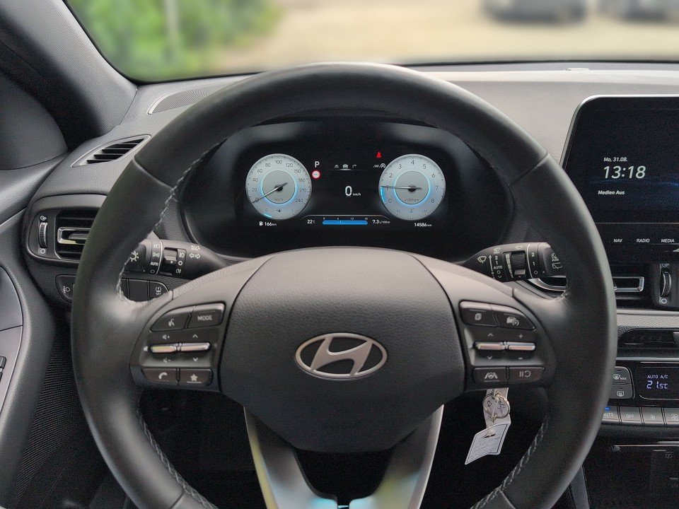 Fahrzeugabbildung Hyundai i30 KOMBI 1.0T DCT ADVANTAGE NAV+2xSHZ+KAMERA+QI