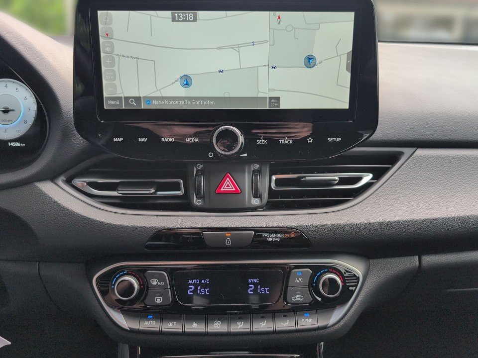 Fahrzeugabbildung Hyundai i30 KOMBI 1.0T DCT ADVANTAGE NAV+2xSHZ+KAMERA+QI