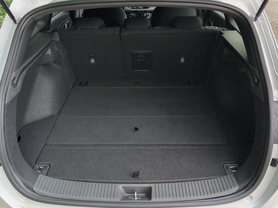 Fahrzeugabbildung Hyundai i30 KOMBI 1.0T DCT ADVANTAGE NAV+2xSHZ+KAMERA+QI