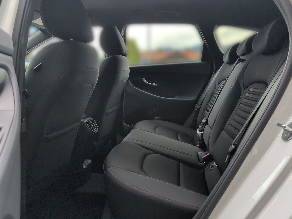 Fahrzeugabbildung Hyundai i30 KOMBI 1.0T DCT ADVANTAGE NAV+2xSHZ+KAMERA+QI