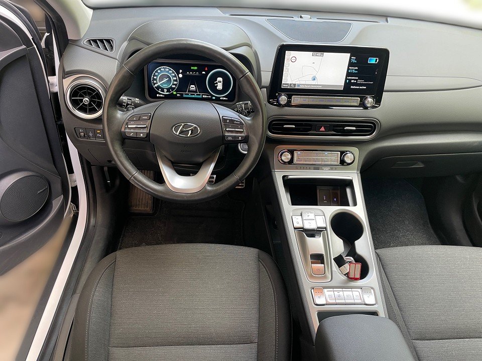 Fahrzeugabbildung Hyundai KONA EV MY23 64kWh TREND AHK NAV-P GARANT-30 97%